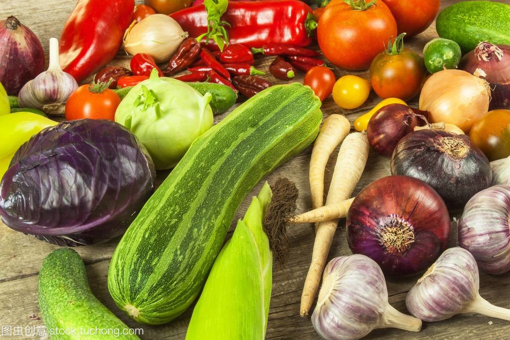 在木板上的蔬菜。销售为一体的农产品市场上的蔬菜。您的文本的的地方